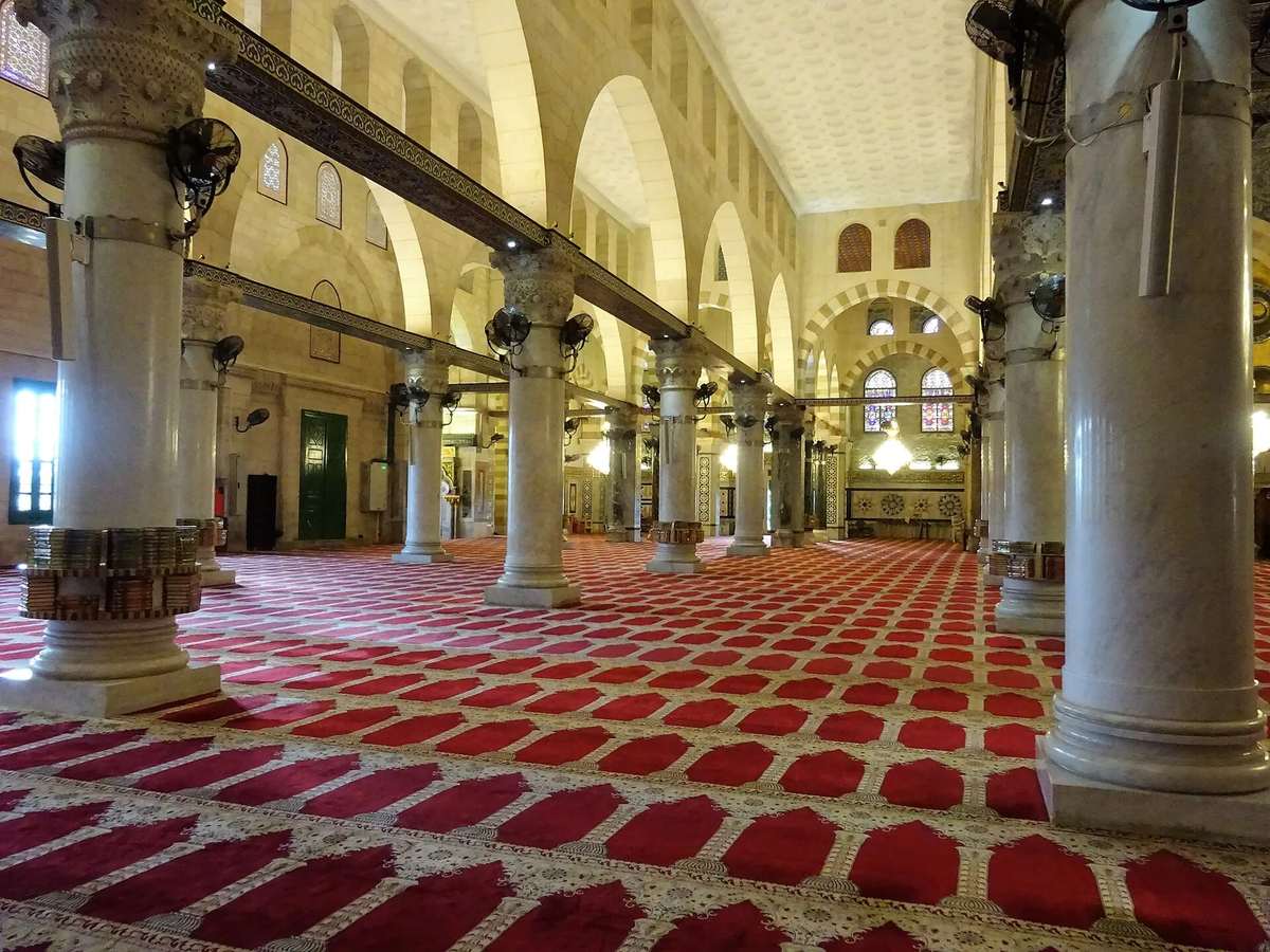 دعاء للميت: ما ثبت في صلاة الجنازة وبعد الدفن وعند القبر